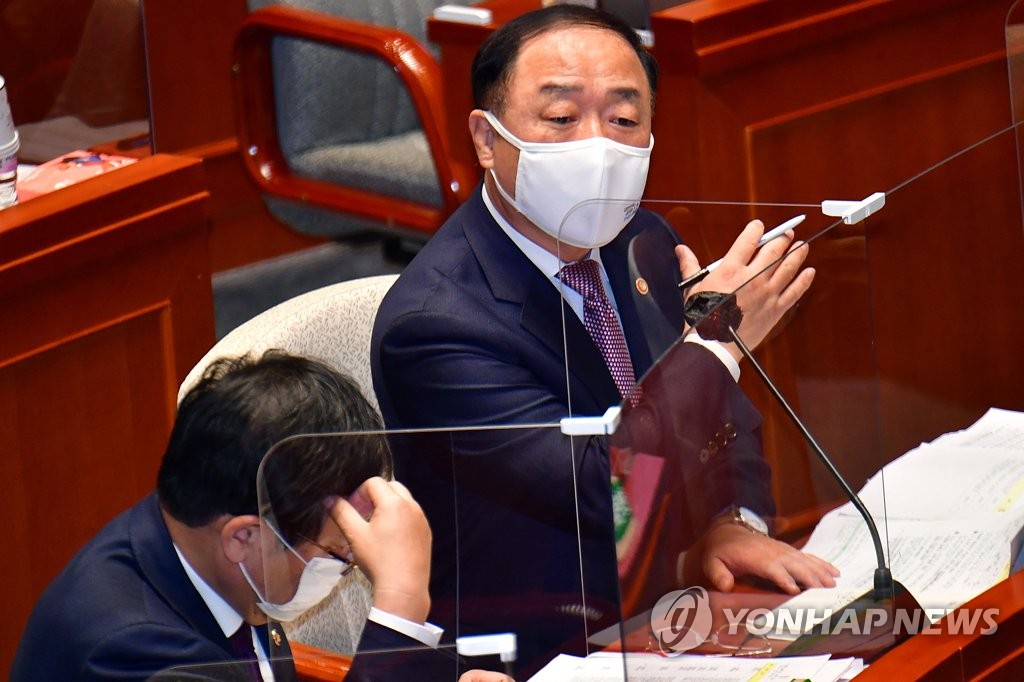 답변하는 홍남기 부총리