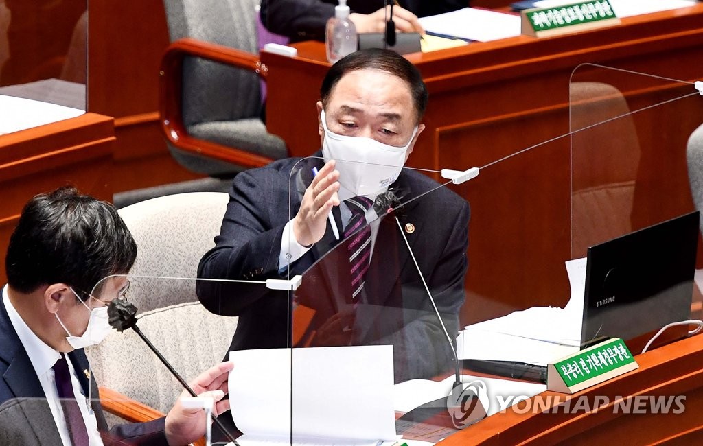 답변하는 홍남기 경제부총리
