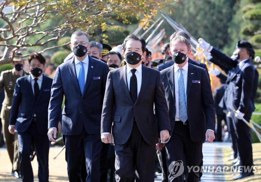 国際追悼式に出席した丁世均首相（中央）＝１１日、釜山（聯合ニュース）