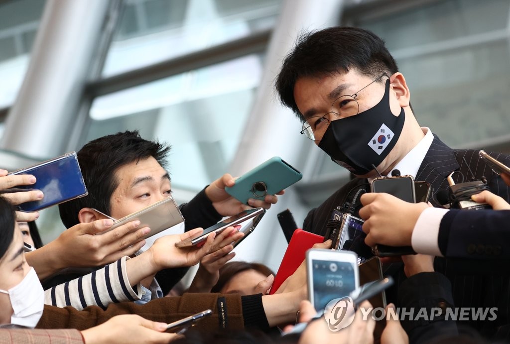 '아시아나 인수' 관련 질문받는 조원태 회장
