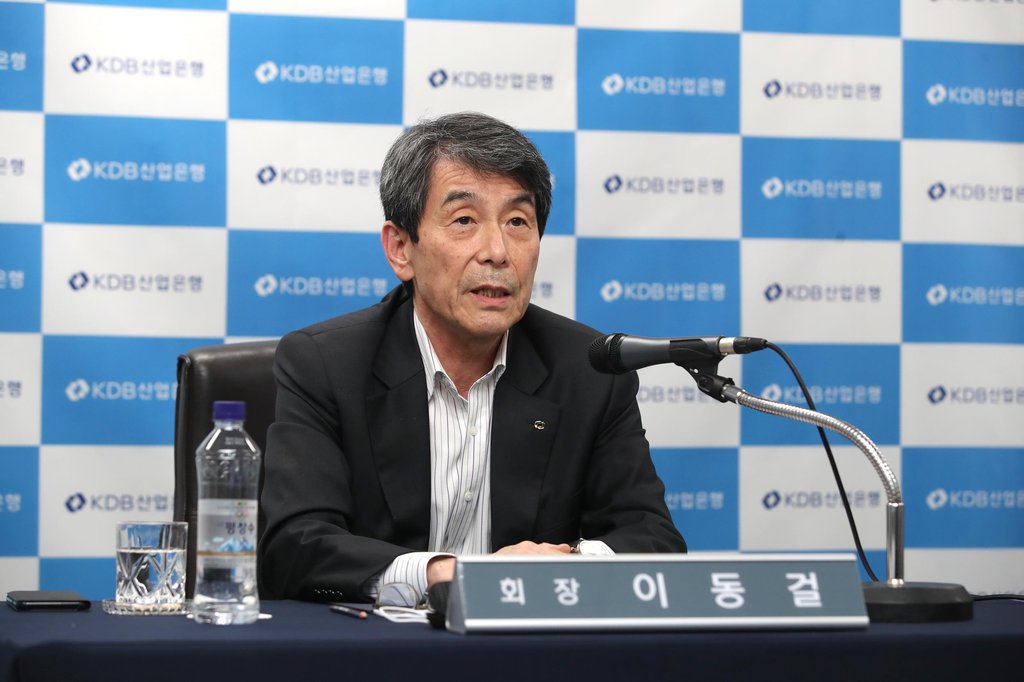 This photo taken on Nov. 19, 2020 shows KDB Chairman Lee Dong-gull speaking on the integration of Korean Air Lines Co. and Asiana Airlines Inc. during an online press conference. (PHOTO NOT FOR SALE) (Yonhap)