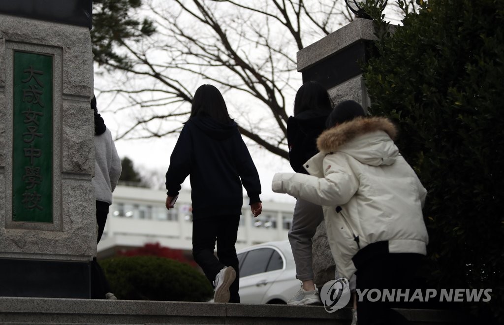 코로나 검사받으러 학교에 돌아가는 학생들