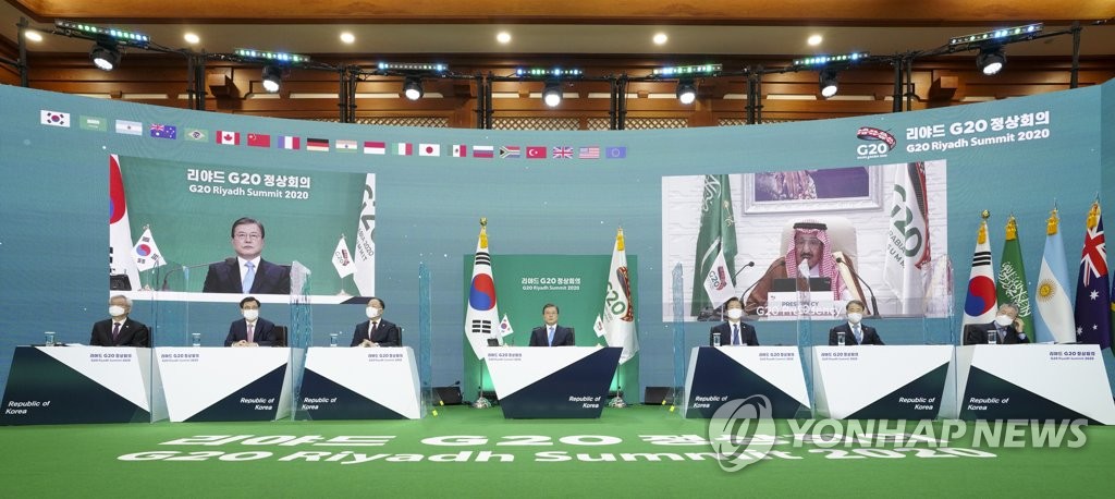 사우디 국왕 발언 듣는 문 대통령