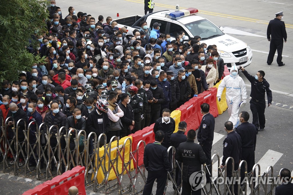 코로나19 검사를 위해 몰려든 중국 상하이 푸둥공항 노동자들