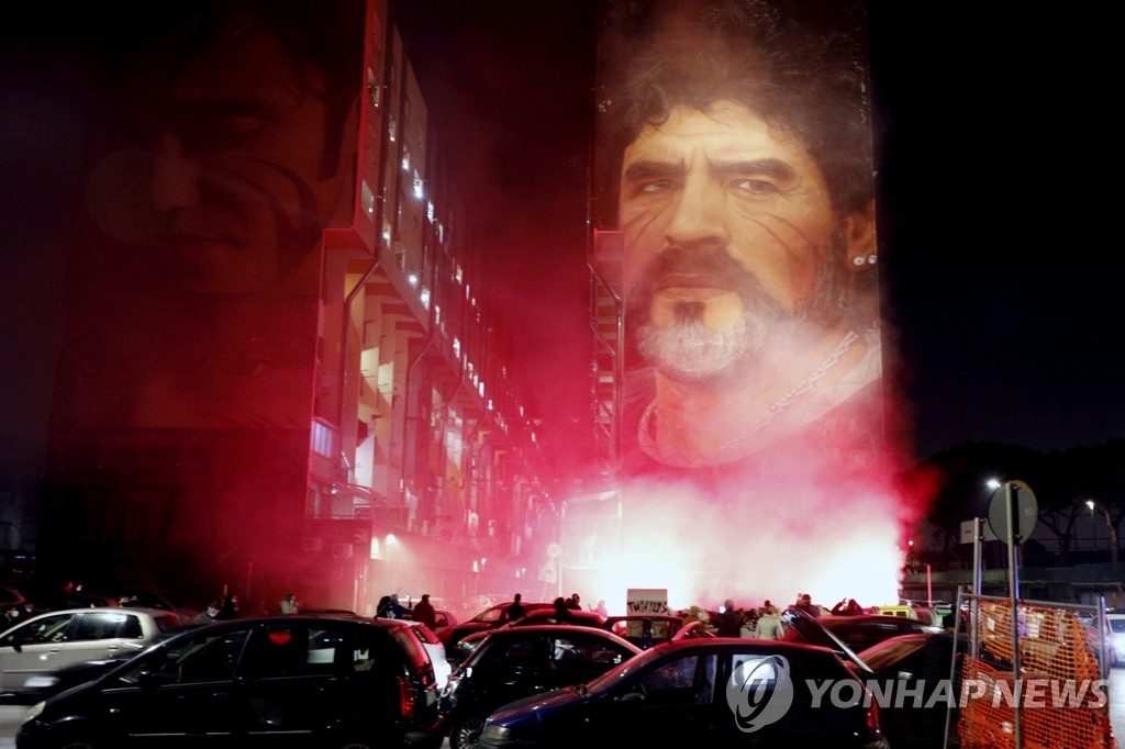 마라도나 대형 초상화에 조명 밝히는 이탈리아 나폴리 시민들