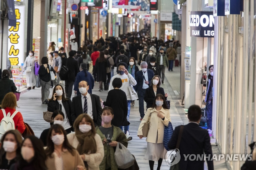 일본 오사카 쇼핑가 지나가는 행인들