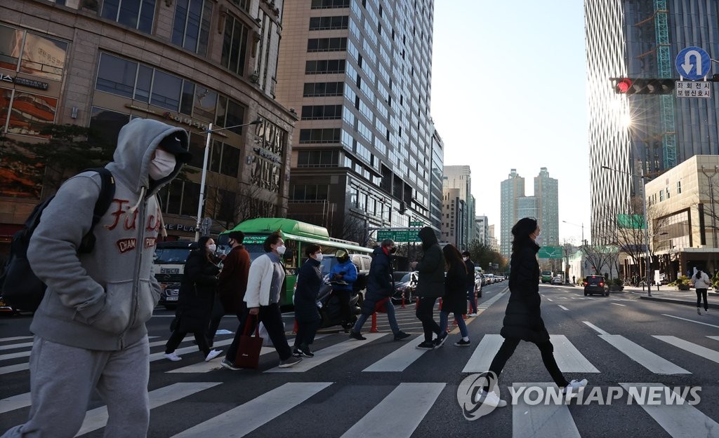 서울 체감온도 영하 9도... 추위에 웅크린 시민들