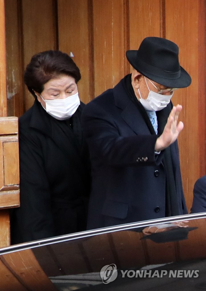 Ex-president at libel trial Ex-president at libel trial