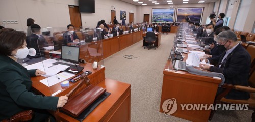 의사봉 두드리는 진선미 국토교통위원장