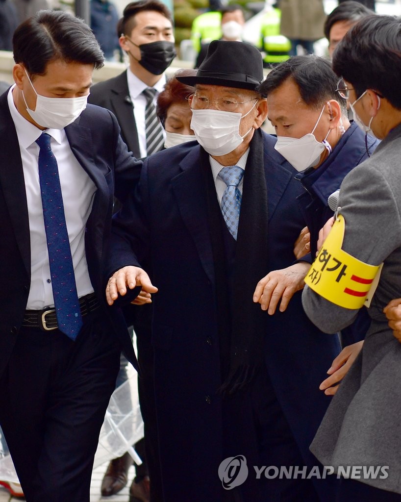 Ex-president at libel trial Ex-president at libel trial