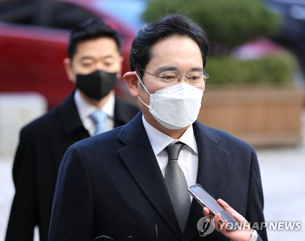 '국정농단 파기환송심' 재판 법정 향하는 이재용