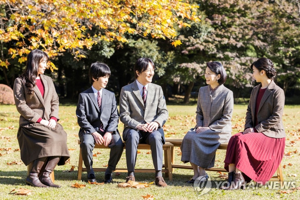 이야기 나누는 후미히토 일본 왕세제 가족