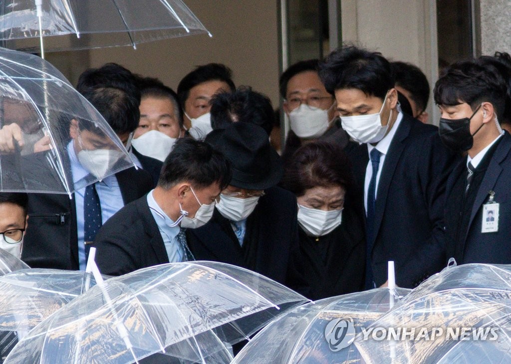 '우산 보호' 받으며 광주법원 떠나는 전두환