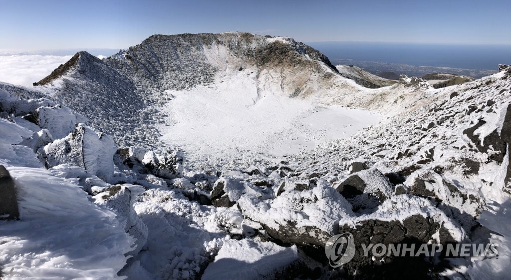 눈 쌓인 한라산 백록담
