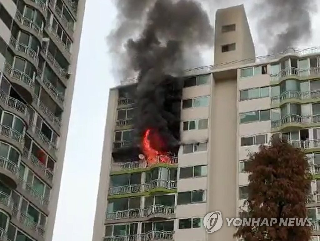 군포 아파트 12층서 불…소방당국 "사망자 4명 확인"