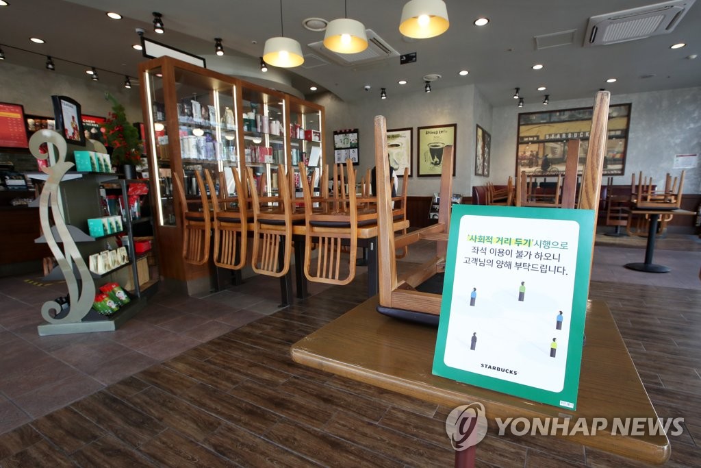 A cafe in Gwangju, 330 kilometers south of Seoul, has put away all its chairs in line with the city's social distancing measures on Dec. 3, 2020. (Yonhap)