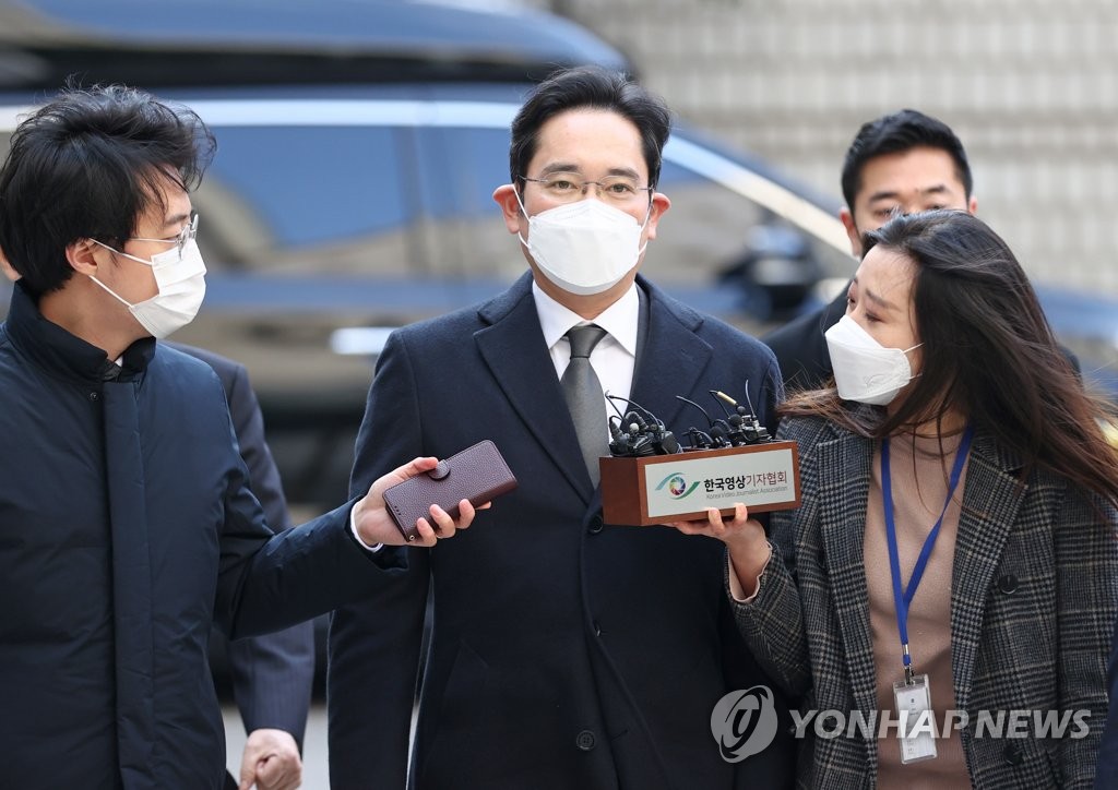 Samsung Electronics Co. Vice Chairman Lee Jae-yong (C) arrives at the Seoul High Court on Dec. 7, 2020, to attend a hearing on his bribery scandal case. (Yonhap)