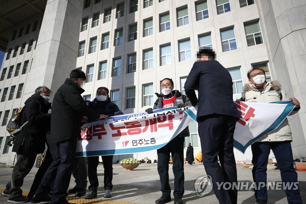 민주노총 국회서 "노동개악 중단!" 기습시위