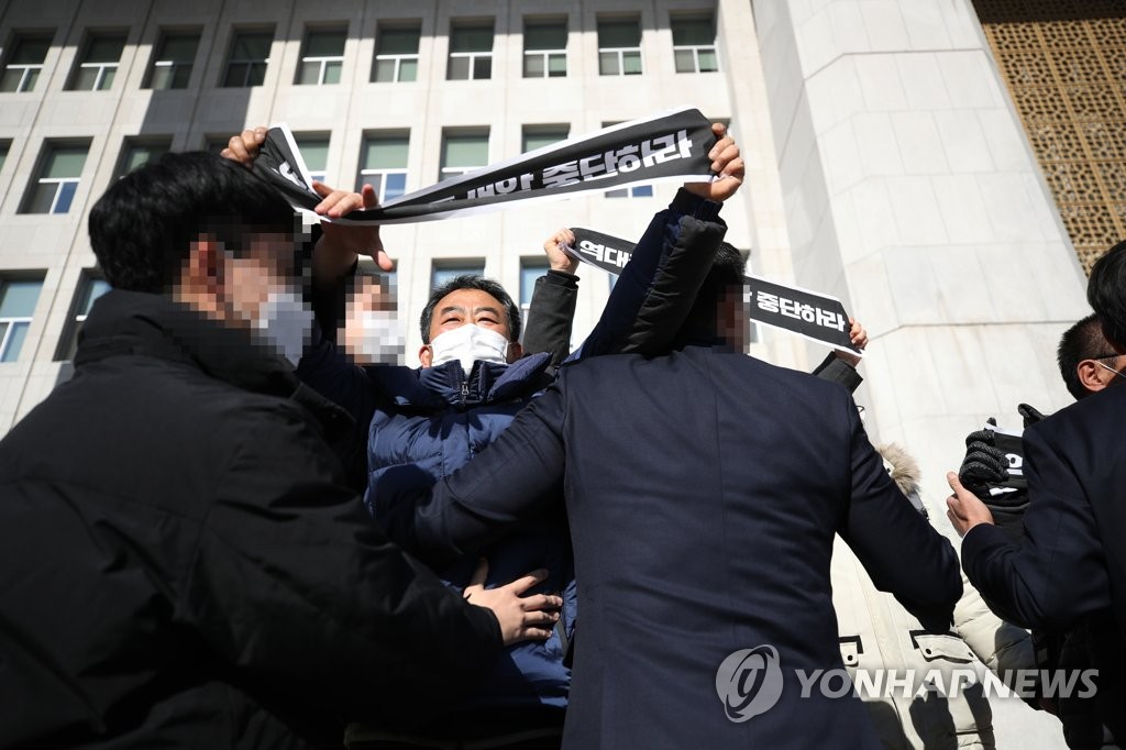 민주노총 국회서 기습시위한 이유는?
