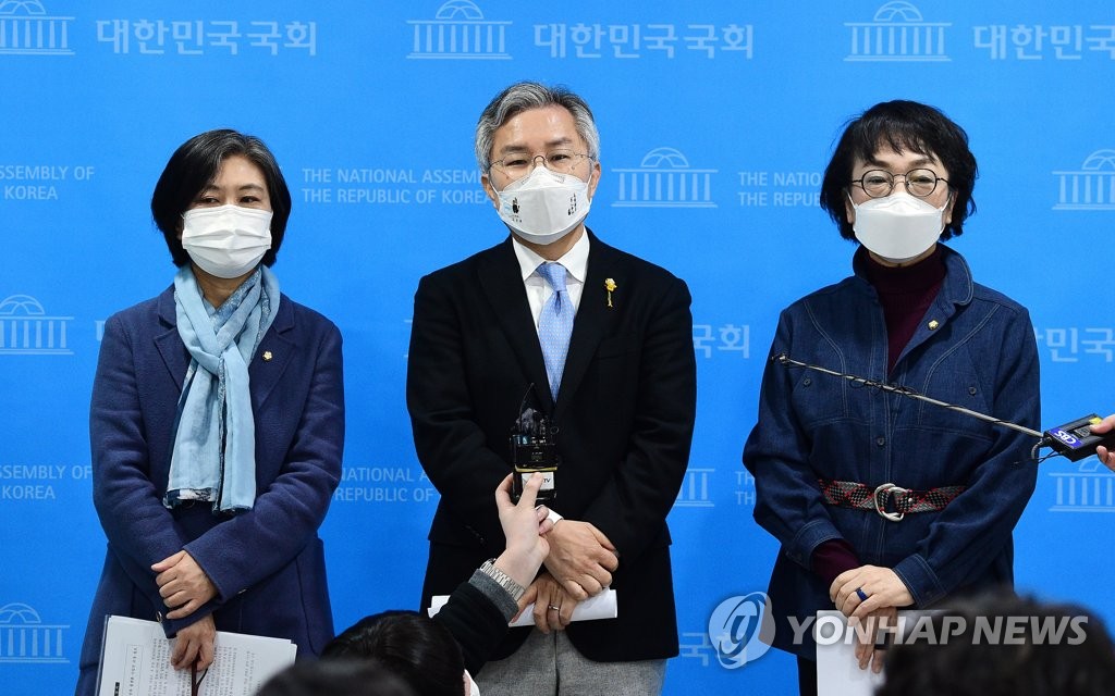 질의응답하는 열린민주당 최강욱 대표