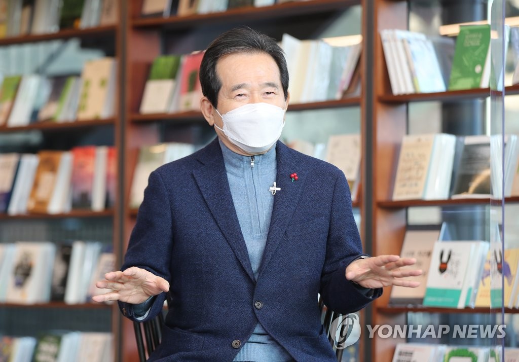 목요대화에서 대화하는 정세균 총리