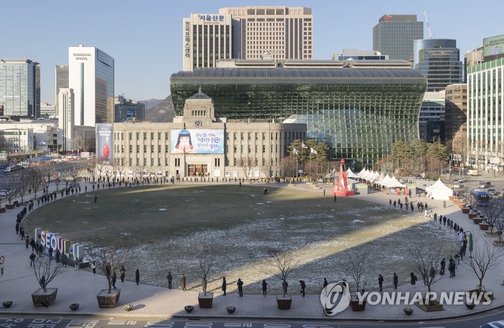 서울광장에 늘어선 선별검사소 대기 행렬