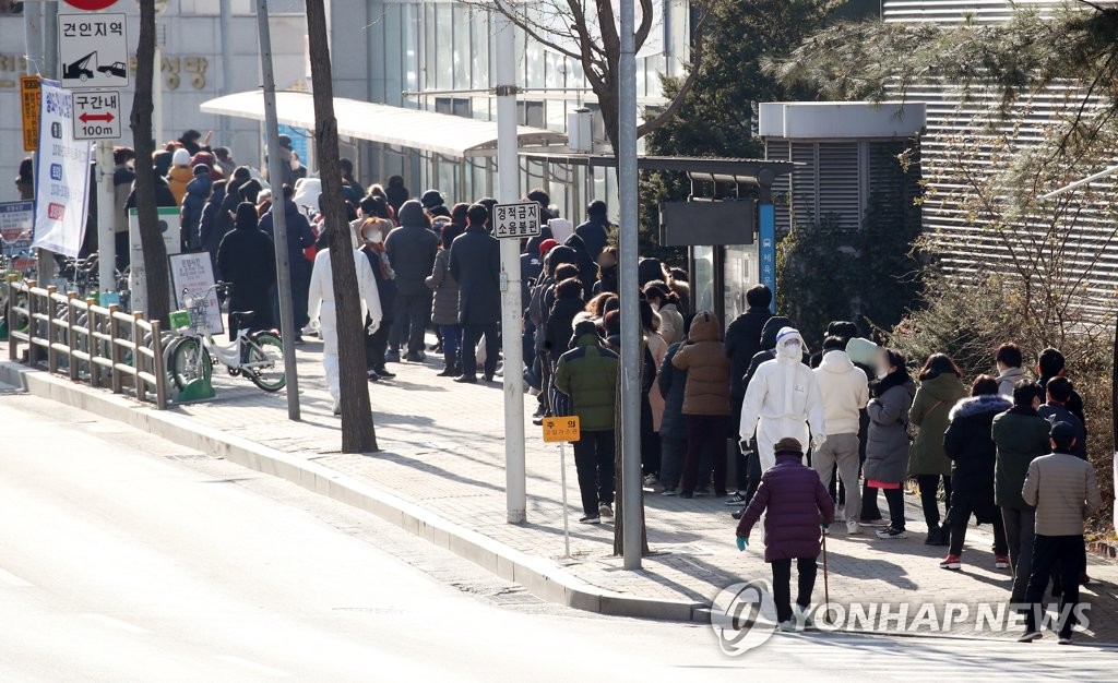 코로나19 임시 선별검사소에 몰린 인파