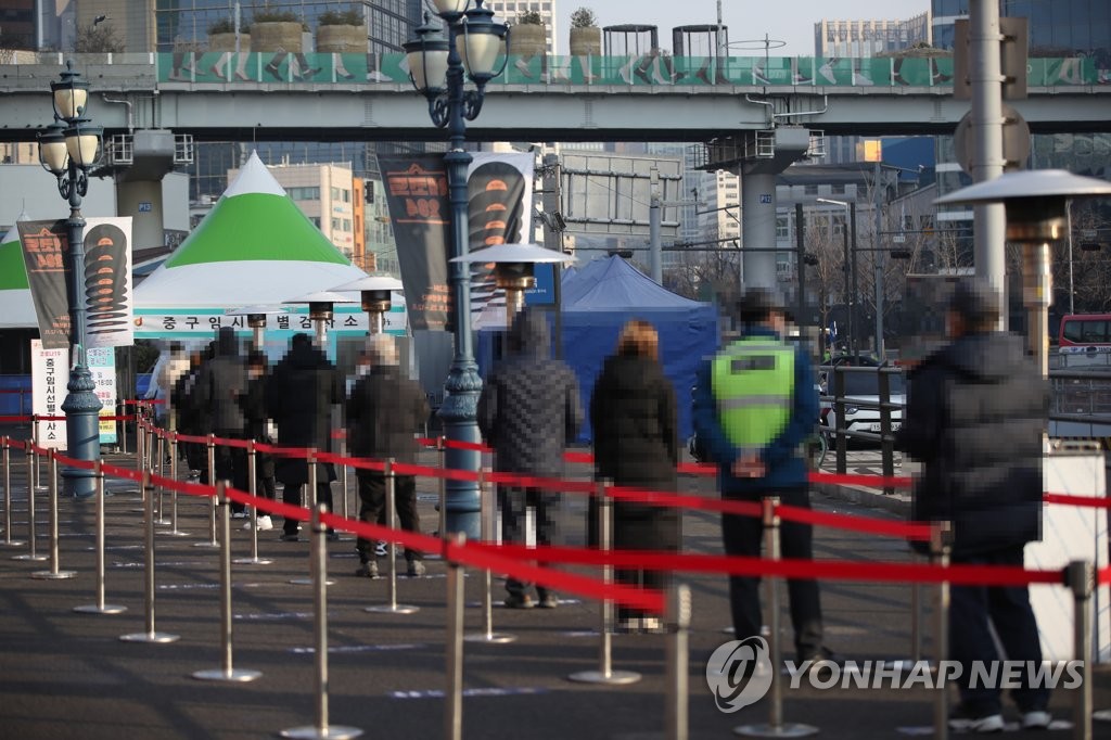 검사 대기하는 시민들