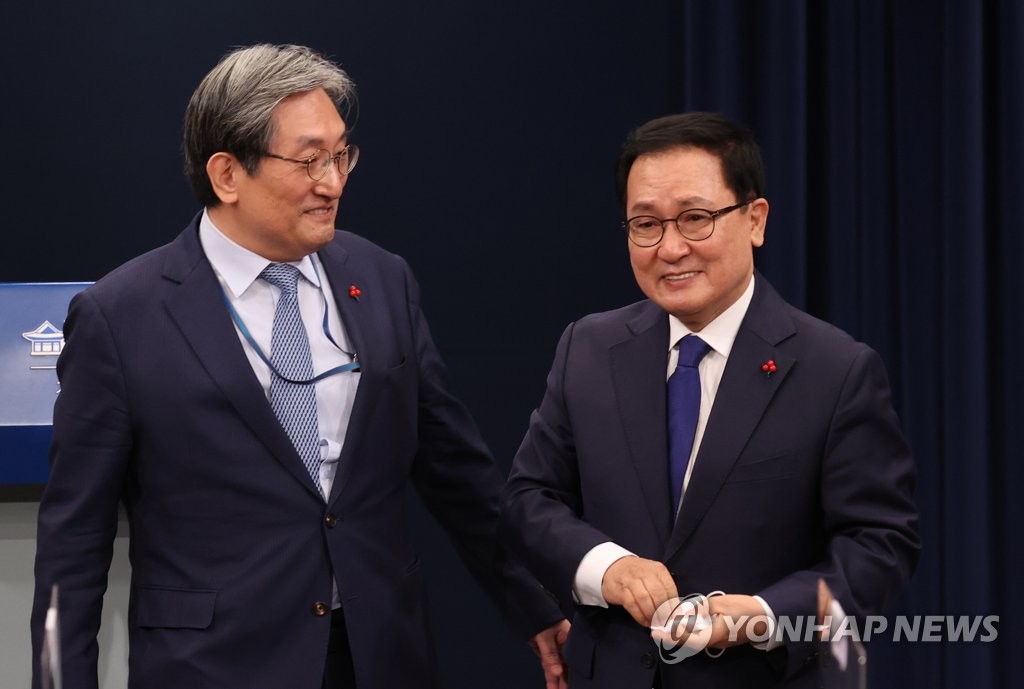 미소짓는 전ㆍ현직 비서실장