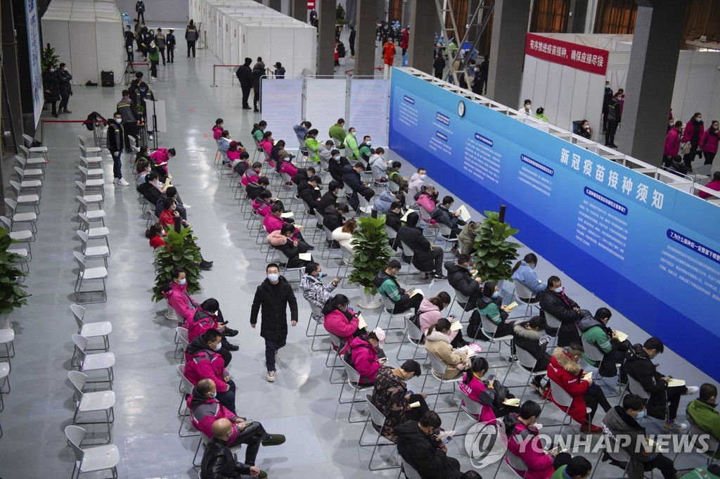 코로나19 백신 접종 후 대기실에서 경과 지켜보는 중국인들