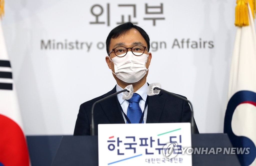 This photo, taken on Jan. 5, 2021, shows Choi Young-sam, spokesman of the foreign ministry, speaking during a press briefing at the ministry in Seoul. (Yonhap)