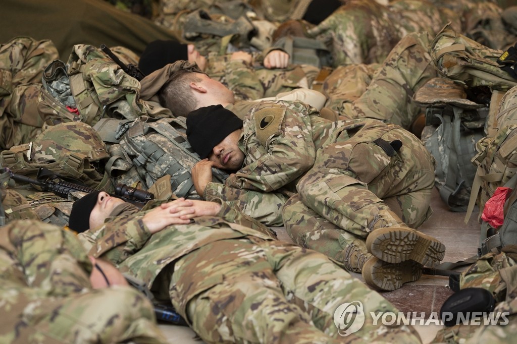 휴식 취하는 미 의사당 경비 주방위군 병력