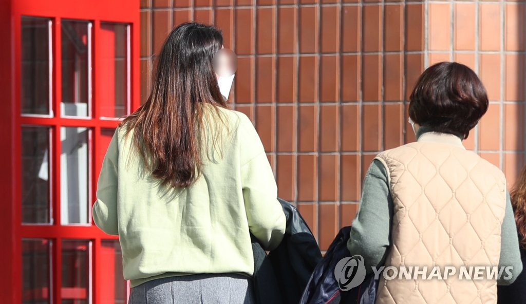 동장군 어디갔나?…가벼운 옷차림