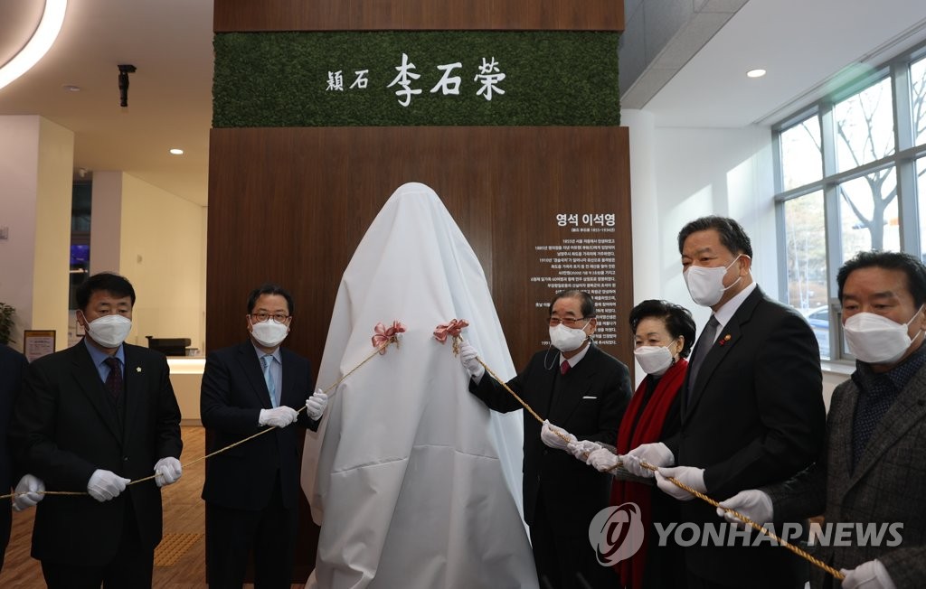 이석영 선생 흉상 제막하는 황기철 국가보훈처장