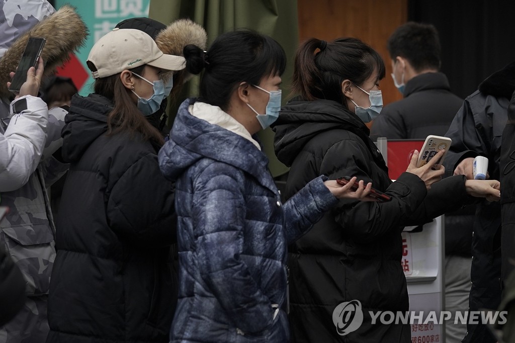 쇼핑몰 입구에서 건강코드·체온 확인받는 베이징 시민들