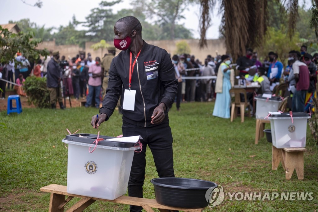 우간다, 대선 투표…장기집권 무세베니 vs 팝스타 와인