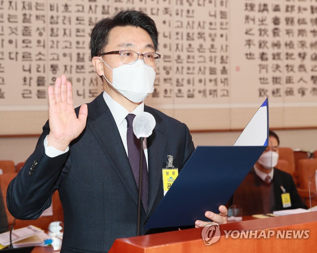 증인선서하는 김진욱 초대 공수처장 후보자