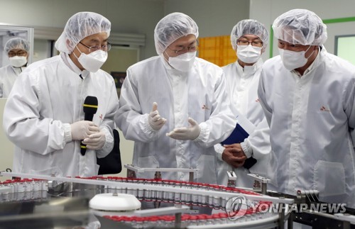 President Moon Jae-in (2nd from L) inspects the production of coronavirus vaccines at an SK Bioscience production facility in Andong, 270 kilometers southeast of Seoul, on Jan. 20, 2021. (Yonhap)