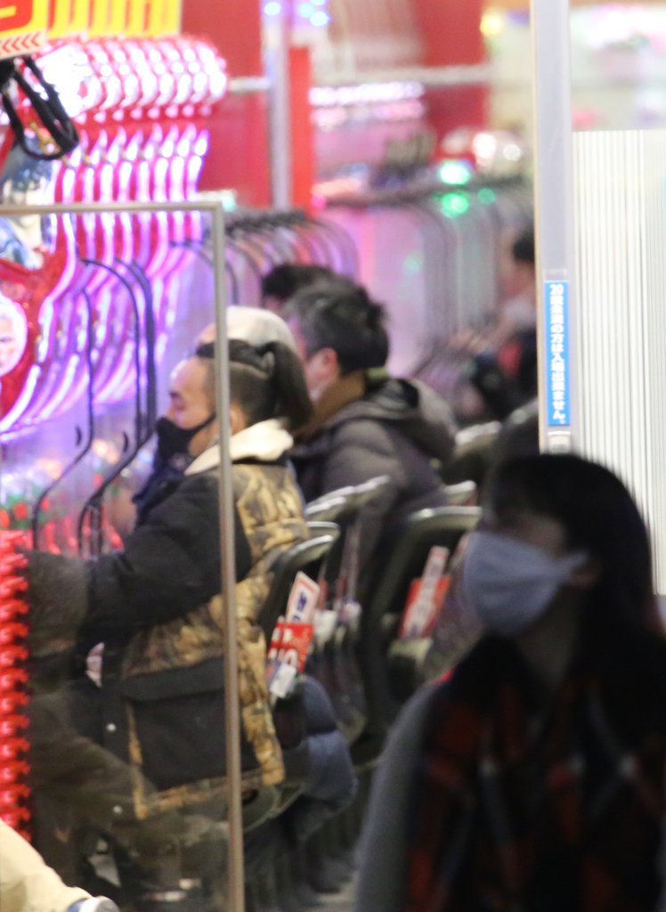 (도쿄=연합뉴스) 이세원 특파원 = 신종 코로나바이러스 감염증(코로나19) 긴급사태 발령 중인 지난달 20일 오후 도쿄의 한 파친코에서 입장객이 게임을 하고 있다.
