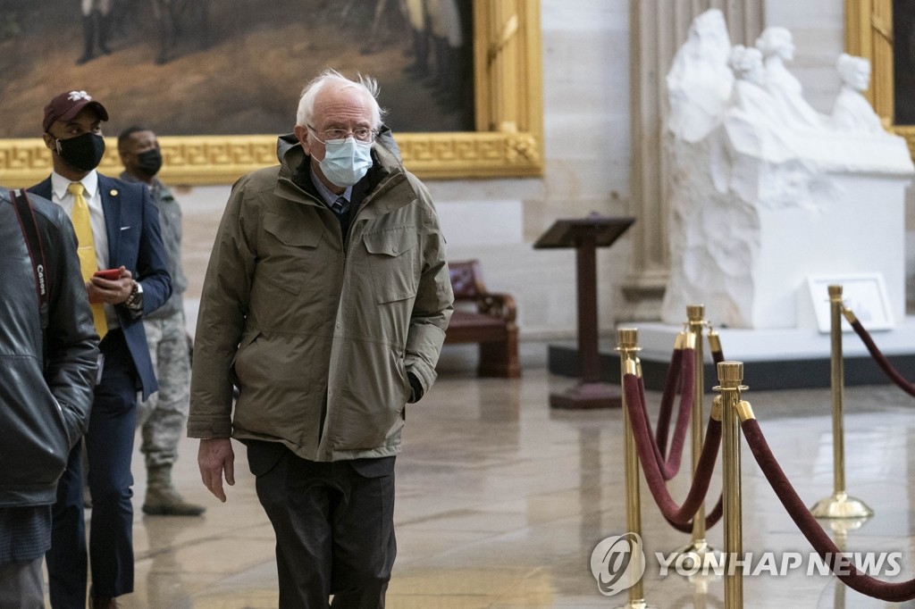 등산복 차림으로 등원하는 샌더스 미 상원의원