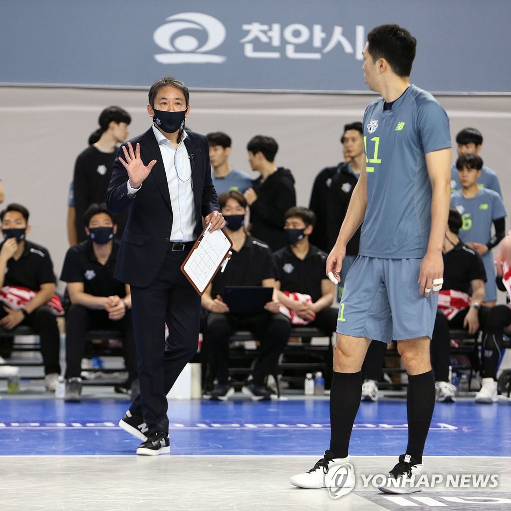 작전 지시하는 최태웅 감독