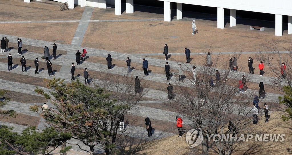 광주시청 광장 선별검사소에 긴 줄