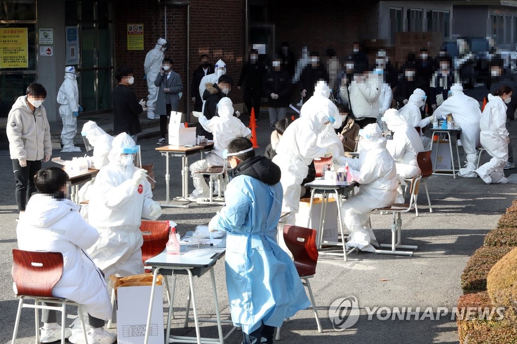 개학한 고교서 학생 확진, 방역당국 전수조사