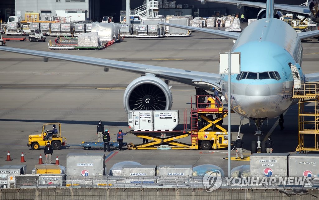 항공기에서 내려지는 코로나19 백신 전용 화물