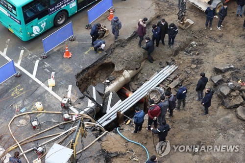 복구 작업 중인 모란역 인근 상수도관