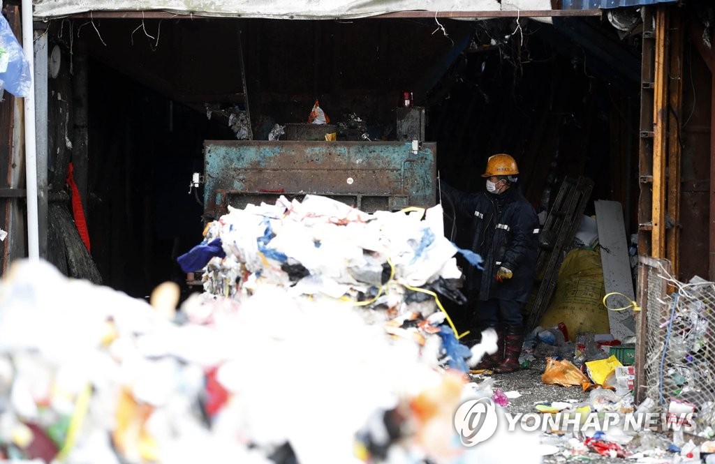 연휴 기간 재활용 쓰레기 '산더미'