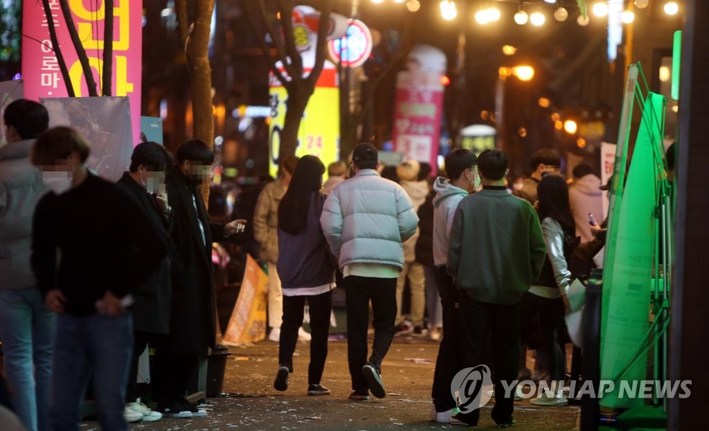 오후 10시…거리 메운 사람들
