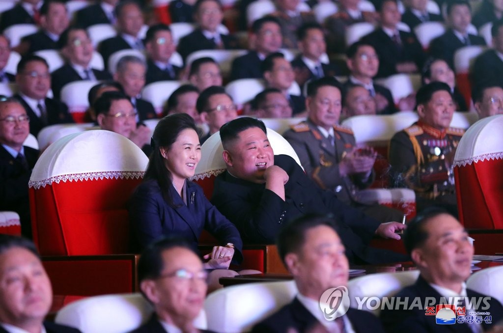 북한 김정은, 리설주와 기념공연 관람…리설주 1년여만에 모습 보여
