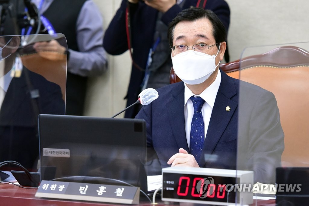 발언하는 민홍철 국방위원장