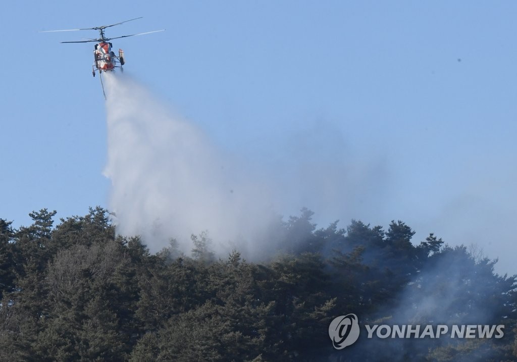 강릉 산불 진화하는 헬기
